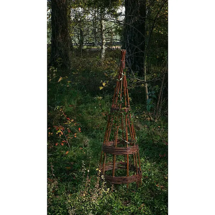 Rankhilfe - Höhe: 110 cm, Weide, Naturbraun - Aufnahme eines dekorativen Pflanzenstützturm aus Weide, perfekt für Gartenliebhaber, der sich harmonisch in die natürliche Umgebung einfügt.