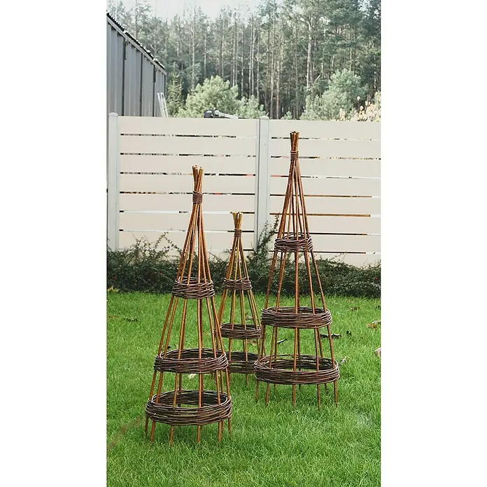 Rankhilfe - Höhe: 130 cm, Weide, Naturbraun - Drei dekorative Pflanzenstützen aus Weide in verschiedenen Größen auf einem grünen Rasen vor einem Garten.