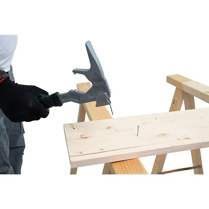 Wisent Abbruchwerkzeug - 380 mm, AHS-Stahl - Der innovative Multifunktionshammer wird zum Eintreiben eines Nagels in ein Stück Holz verwendet, das auf zwei Holzböcken liegt.