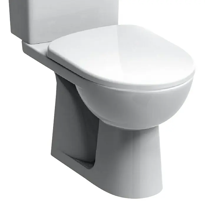 Geberit Renova Stand-WC für Kombination - Mit Spülrand, Ohne Spezialglasur, Spülform: Tief, WC Abgang: Senkrecht, Weiß - Nahaufnahme einer weißen Toilette mit Spülkasten, ideal für moderne Badezimmerdesigns und Sanitäranlagen.