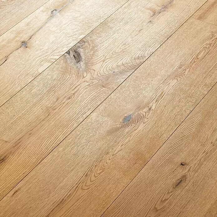 Parkett - Eiche Yankee, Landhausdiele, 1.900 x 190 x 14 mm - Helle, natürliche Eichendielen mit ausgeprägter Maserung und Ästen, diagonal verlegt.