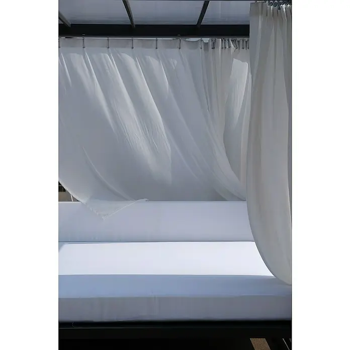 Sunfun Cama exterior Regis - L x An x Al: 200 x 200 x 200 cm, Aluminio/Poliéster - Primer plano de una tumbona blanca con cortinas suaves y drapeadas, creando un ambiente relajante y elegante al aire libre.