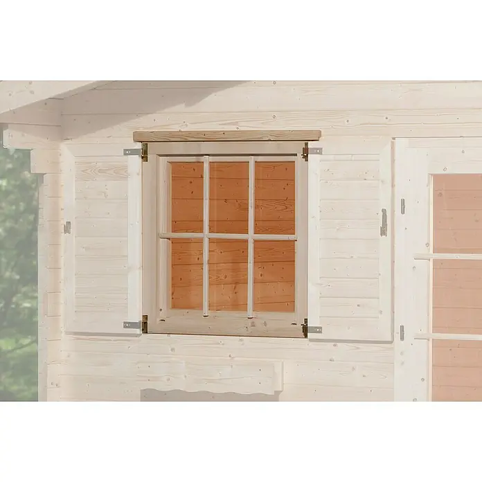 Weka Gartenhaus-Fenster - 91 x 91 cm, Passend für: Weka Gartenhäuser Wandstärke 21/28 mm, Natur - Detailansicht eines Holzfensters mit Fensterläden an einem hellen Holzgebäude.