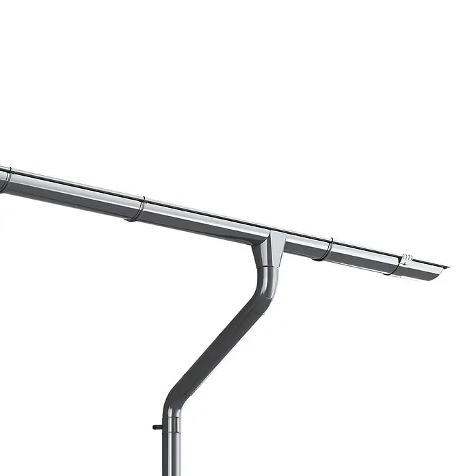 Weka Dachrinnen-Set - Passend für: Flachdachhäuser mit Anbau bis Dachbreite 650 cm - Nahaufnahme einer modernen Dachrinne aus Metall mit sauberer Linienführung und minimalistischem Design vor schwarzem Hintergrund.