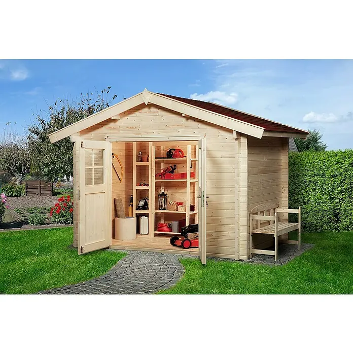 Weka Gartenhaus Premium 45 - Außenmaß inkl. Dachüberstand (B x T): 380 x 284 cm, Holz, Natur, 7,5 m² - Die Aufnahme zeigt ein Gartenhaus aus Holz mit offenstehenden Türen und einem roten Dach, umgeben von einem gepflegten Garten.