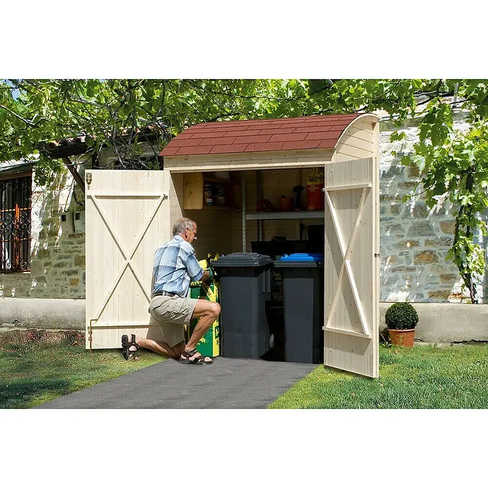 Weka Garten-Aufbewahrungsbox Fahrrad-Multibox 367 - Holz, 2,144 m², Wandstärke: 19 mm - Das Bild zeigt ein hölzernes Mülltonnenhaus mit rotem Dach, in dem zwei Mülltonnen stehen, während ein Mann kniet und eine Tüte hält.