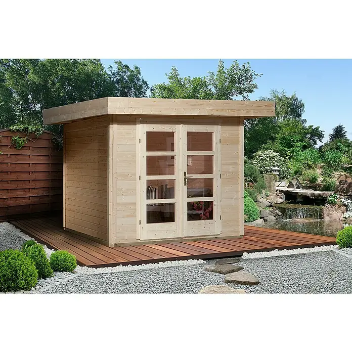 Weka Gartenhaus Designhaus 126 - Außenmaß inkl. Dachüberstand (B x T): 361 x 316 cm, Holz, Natur - Ein helles Holzgartenhaus mit Doppeltüren und Flachdach, umgeben von einem Steingarten und üppigem Grün.