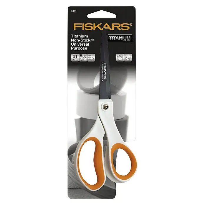Fiskars Allzweckschere Titanium - Länge: 21 cm, Weiß/Orange - Eine Fiskars Titanium Non-Stick Universalschere mit orangefarbenen Griffen in der Verpackung.