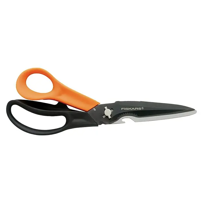 Fiskars Arbeitsschere Cut & More - Schnittlänge: 80 mm, Länge: 23 cm - Nahaufnahme einer Fiskars Universalschere mit orangefarbenem Griff und grauer Klinge auf schwarzem Hintergrund.