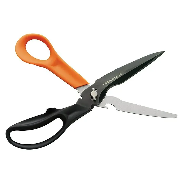 Fiskars Arbeitsschere Cut & More - Schnittlänge: 80 mm, Länge: 23 cm - Eine vielseitige Fiskars Küchenschere mit orangefarbenem und schwarzem Griff, ideal für diverse Schneidarbeiten in der Küche.