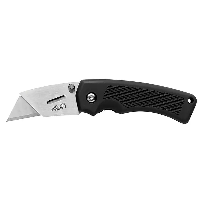 Gerber Cuttermesser Edge - Trapezklinge, Abnehmbarer Befestigungsclip - Abgebildetes Produkt: Ein schwarzes Klappmesser mit einer scharfen, silberfarbenen Klinge und einer rutschfesten Griffstruktur.