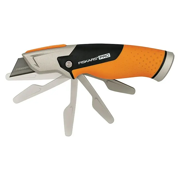 Fiskars CarbonMax Cuttermesser mit feststehender Klinge - 5 Klingenpositionen - Das Bild zeigt ein Multifunktionsmesser von Fiskars Pro mit ausklappbaren Klingen und Werkzeugen, ideal für Handwerker und Heimwerker.