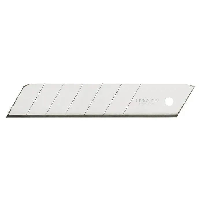 Fiskars CarbonMax Ersatzmesser-Set 18 mm - Passend für: Fiskars CarbonMax Cuttermesser - Das Bild zeigt eine einzelne Fiskars CarbonMax Abbrechklinge, die für Cuttermesser geeignet ist und für präzise Schnitte sorgt.