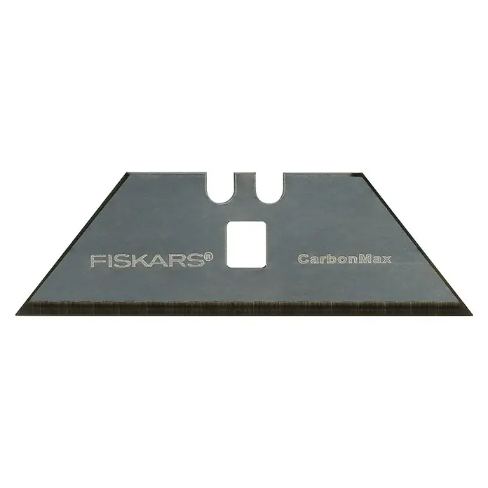 Fiskars CarbonMax Ersatzmesser-Set - Net Weight (SAP): 22 g, Klingenbreite: 25 mm, Passend für: Fiskars CarbonMax Universalmesser, 5 Stk. - Nahaufnahme einer einzelnen trapezförmigen Fiskars CarbonMax Universalmesser-Klinge auf schwarzem Hintergrund.