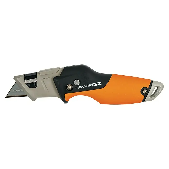 Fiskars CarbonMax Klappmesser - Art Klinge: Trapezklinge, Ergonomischer Griff - Abbildung eines orange-schwarzen Fiskars Pro-Universalmesser mit einziehbarer Klinge auf schwarzem Hintergrund.