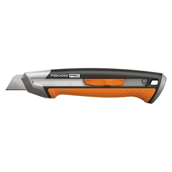 Fiskars CarbonMax Cuttermesser - Klingenbreite: 18 mm, Orange/Schwarz - Nahaufnahme eines Fiskars Pro Cuttermessers mit silberner Klinge, schwarzem Gehäuse und orangefarbenem Griff.