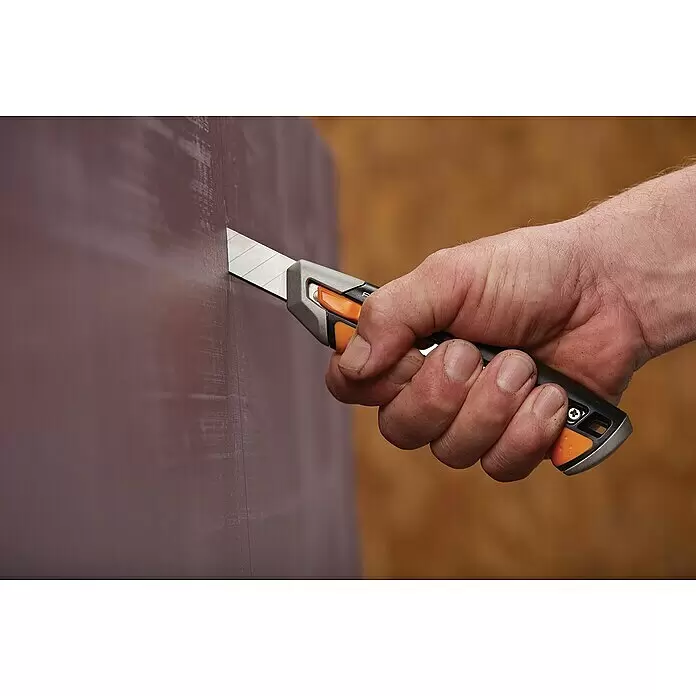 Fiskars CarbonMax Cuttermesser - Klingenbreite: 18 mm, Orange/Schwarz - Anwendungsbeispiel