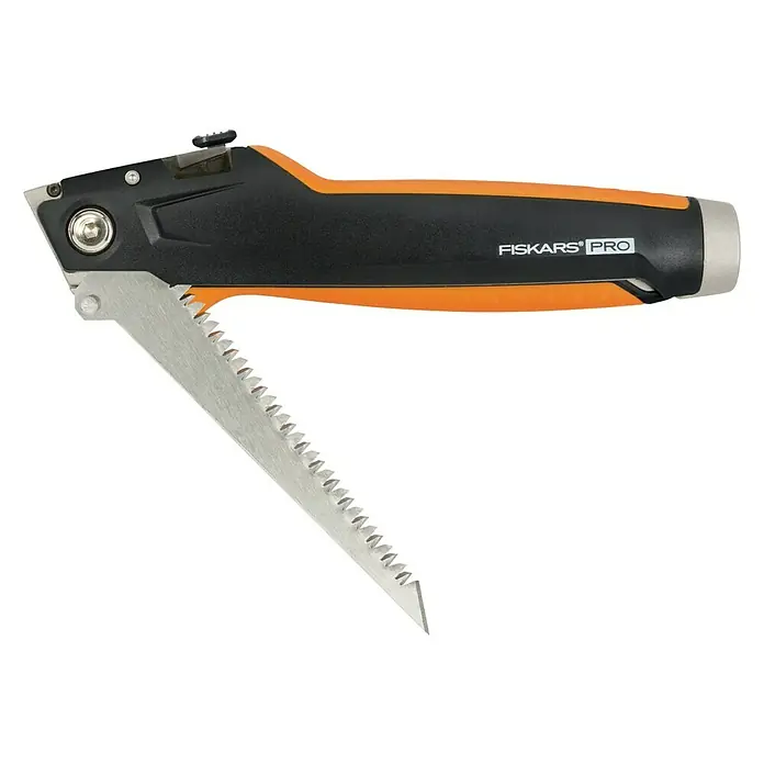 Fiskars CarbonMax Schiebemesser Trockenbau - Art Klinge: Trapezklinge, 3 Klingenpositionen, Schwarz/Orange - Das Bild zeigt eine ausklappbare Astsäge von Fiskars Pro mit scharfem Sägeblatt und ergonomischem Griff für den professionellen Einsatz.