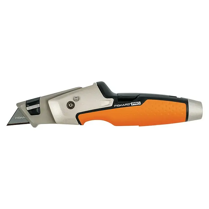 Fiskars CarbonMax Schiebemesser Maler - Art Klinge: Trapezklinge, 3 Klingenpositionen, Schwarz/Orange - Fiskars Pro Cuttermesser, ein Werkzeug mit einer silbernen Klinge und einem orangefarbenen Griff für präzise Schnitte.