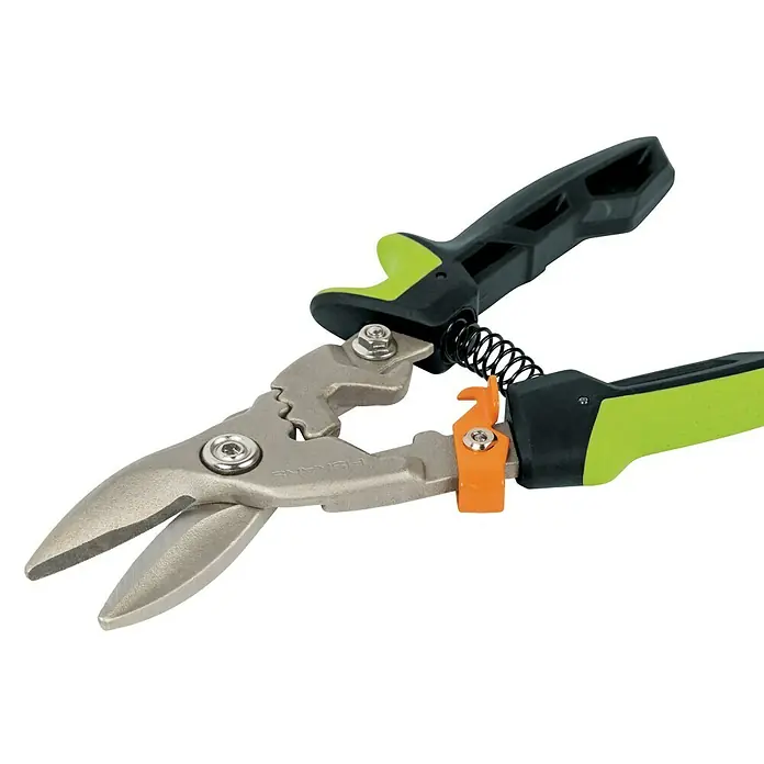 Fiskars PowerGear Tijeras para chapa - Largo: 29 cm, Longitud de corte: 38,1 mm, Acero inoxidable, Negro/Verde - Primer plano de unos alicates para hojalata Fiskars con mangos negros y verdes y un pestillo de seguridad naranja, sobre un fondo negro.
