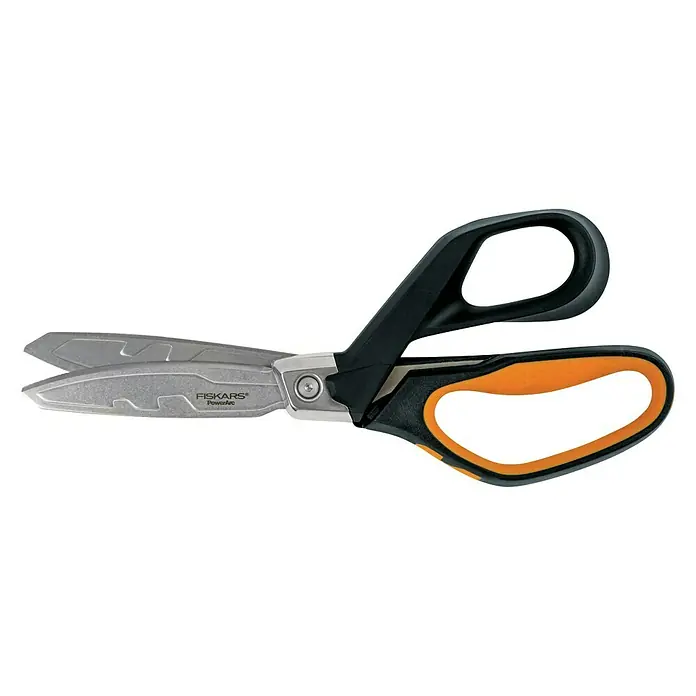 Fiskars PowerArc Arbeitsschere - Länge: 260 mm, Schnittlänge: 90 mm, Schwarz/Orange - Nahaufnahme einer Fiskars PowerArc Schere mit silbernen Klingen und schwarzen und orangefarbenen Griffen vor schwarzem Hintergrund.