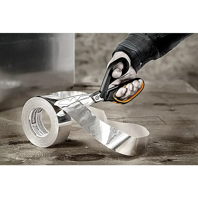 Fiskars PowerArc Arbeitsschere - Länge: 260 mm, Schnittlänge: 90 mm, Schwarz/Orange - Eine Rolle Nashua-Aluminiumband wird mit einer Fiskars-Schere zugeschnitten, perfekt für Heimwerker- und Reparaturarbeiten.