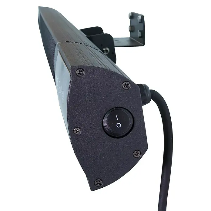 Sunred Royal Diamond Wandheizstrahler Dark - 2.500 W, 81,7 x 10 x 14,1 cm - Nahaufnahme einer schwarzen LED-Leuchte mit Ein-/Ausschalter und Befestigungswinkel vor schwarzem Hintergrund.