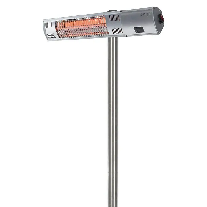 Sunred Terrassenstrahler - 2.000 W, Höhe: 190 cm - Silberner Sunred-Terrassenheizer auf einem Ständer. Der Heizstrahler ist eingeschaltet und gibt ein warmes, orangefarbenes Licht ab.