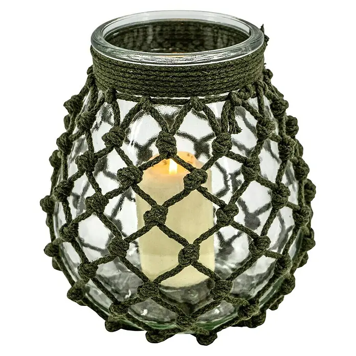 Windlicht Makramee - Ø x H: 20 x 22,5 cm, Grün - Stimmungsvolle Windlicht-Laterne mit dekorativem Makramee-Netz und warmem Kerzenschein für eine gemütliche Atmosphäre.