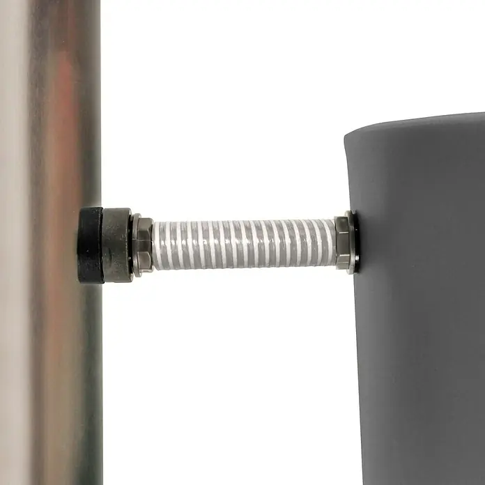 Regensammler EasyFix Comfort - Geeignet für: Fallrohre von Ø 80 bis 100 mm, Größe Anschluss: 1″ - Detailaufnahme eines flexiblen Schlauchs, der zwischen einem silbernen Rohr und einem grauen Behälter angeschlossen ist. Verbindung mit sicheren Dichtungen.