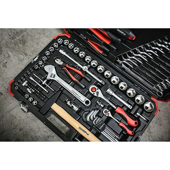Gedore red Steckschlüssel-Set - 100 -tlg., Antriebsgröße: ½″ - Werkzeugkoffer von GEDORE red, gefüllt mit einer Vielzahl von Werkzeugen für verschiedene Anwendungen.