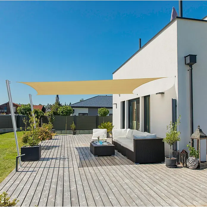 Windhager Sonnensegel Elba - L x B: 3,6 x 2,6 m, Ivory - Bild eines stilvollen Terrassenbereichs mit einem Sonnensegel, das Schatten spendet und das moderne Möbel-Set ergänzt.