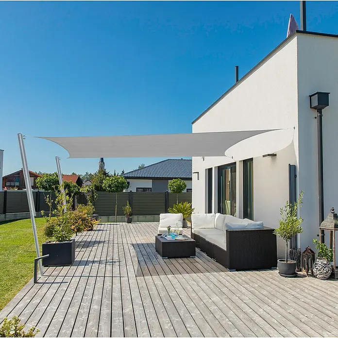 Windhager Sonnensegel Elba - L x B: 3,6 x 2,6 m, Grau - Terrasse mit schattenspendendem Sonnensegel, stilvollen Gartenmöbeln und gepflegtem Außenbereich für entspannte Stunden im Freien.