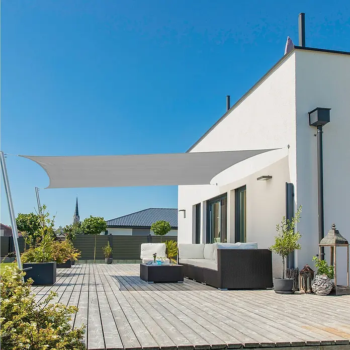 Windhager Sonnensegel Capri - L x B: 4 x 5 m, Grau, Rechteckig - Schattensegel auf einer Terrasse mit Holzdeck und Gartenmöbeln. Das Segel spendet Schatten und macht den Außenbereich wohnlicher.