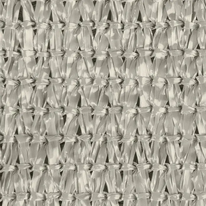 Windhager Sonnensegel Elba - L x B: 3,6 x 3,6 m, Ivory, Dreieckig - Nahaufnahme eines beigen Sonnenschutznetzes mit gewebter Textur, ideal für den Einsatz im Freien und zur Beschattung von Bereichen.