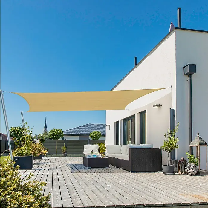 Windhager Sonnensegel Capri - L x B: 3 x 4 m, Champagner, Rechteckig - Sonnensegel auf einer Holzterrasse, das Schatten spendet und einen gemütlichen Außenbereich schafft. Ideal für entspannte Stunden im Freien.