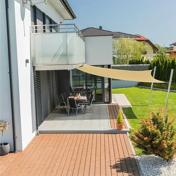 Windhager Sonnensegel Capri - L x B: 4 x 4 m, Quadratisch, Champagner - Terrasse mit einem Sonnensegel, Tisch und Stühlen. Der Boden ist mit Holz und Fliesen bedeckt.