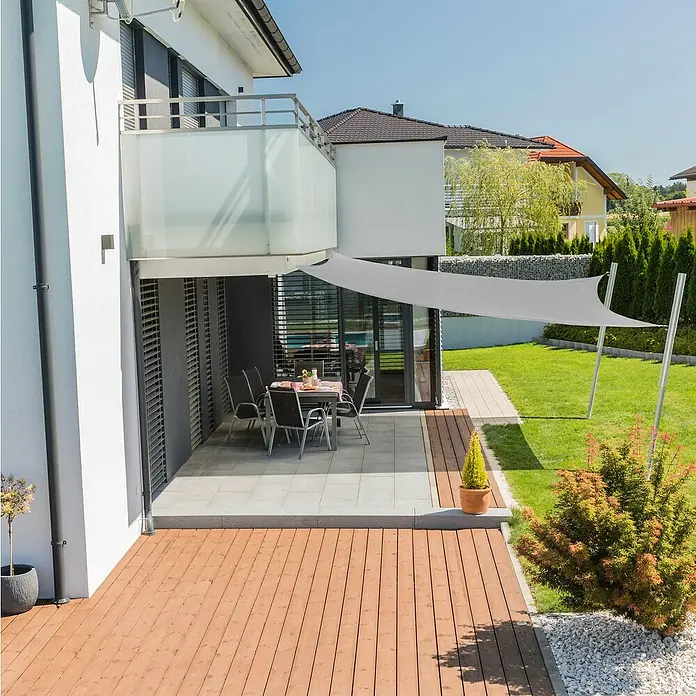 Windhager Sonnensegel Capri - L x B: 4 x 4 m, Quadratisch, Grau - Sonnensegel über einer Terrasse mit Gartenmöbeln, das Schatten spendet und vor Sonne schützt.\n