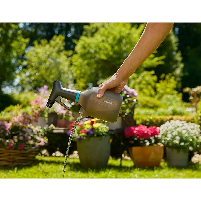 Gardena Handsprüher - 1 l - Die Gardena Pflanzenspritze wird im Garten zum Bewässern von Pflanzen genutzt. Der praktische Helfer ist ideal für die Gartenarbeit.