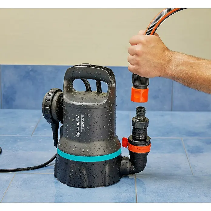 Gardena Bomba sumergible 9000 - 300 W, Capacidad de bombeo máx.: 9.000 l/h - Una bomba sumergible Gardena 9000 Clear conectada a una manguera para la extracción de agua, ideal para hogar y jardín.