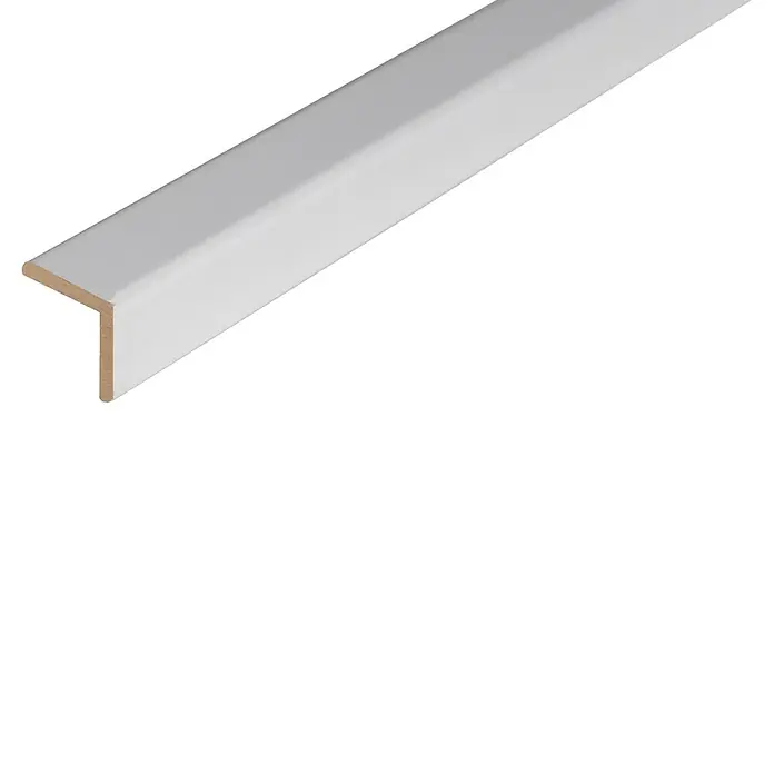 Finsa Cantonera Friso WP Blanco - 260 x 3 x 3 cm - Primer plano de un perfil de esquina de madera blanca, ideal para acabados de interior y acentuar esquinas.