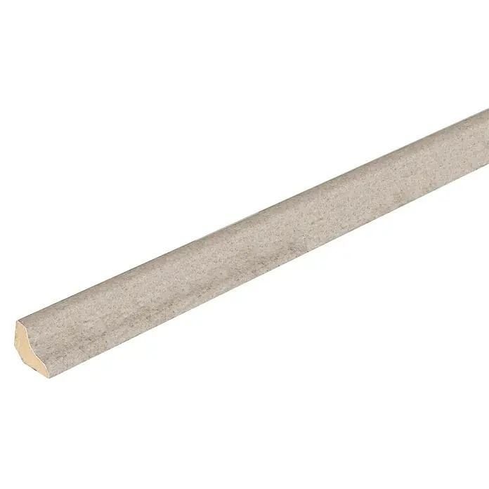 Finsa Junquillo Friso WP Roble Aserrado - 2,6 m x 18 mm x 18 mm - La imagen muestra una moldura de zócalo de madera con un acabado gris claro utilizado para aplicaciones de acabado de paredes.