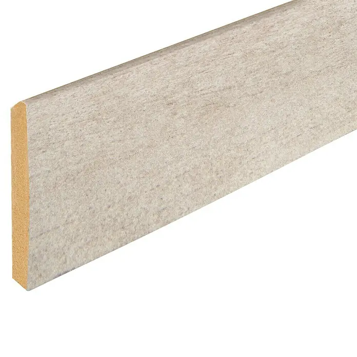 Finsa Rodapié Friso WP Roble Aserrado - 2,2 m x 11 mm x 80 mm - Una vista cercana de un zócalo de madera gris, perfecto para proyectos de diseño de interiores.
