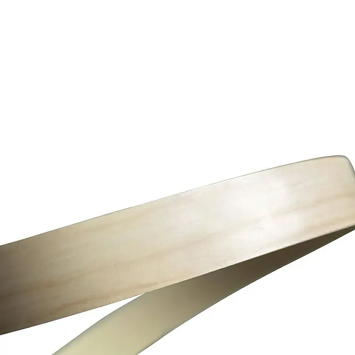 Finsa Canto de PVC Maple - Blanco - Tira de chapa de madera clara sobre fondo negro. Ideal para proyectos de manualidades y acabado de superficies de madera. Versátil.
