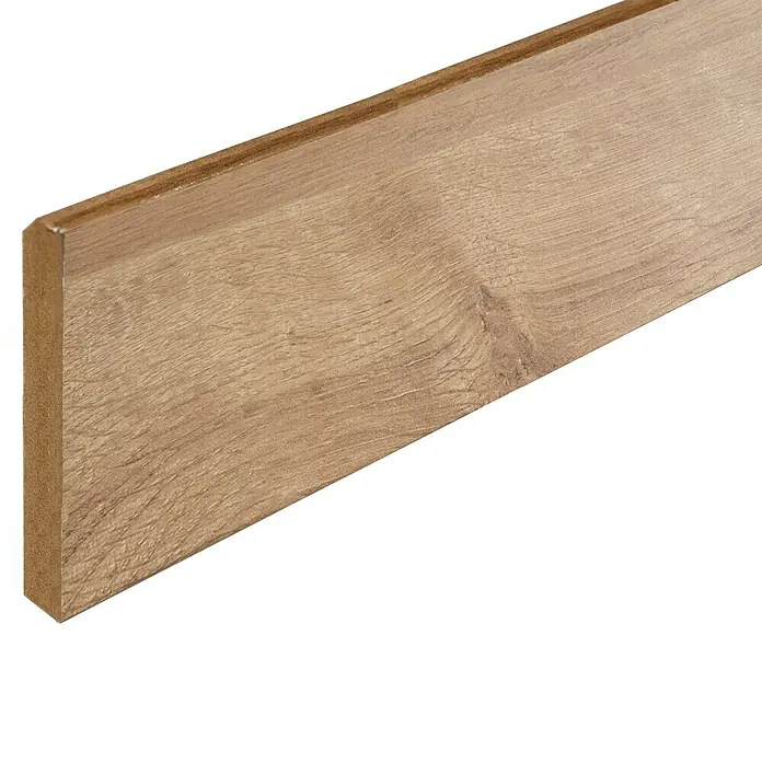 Finsa Rodapié Friso WP Roble Dorado - 2,2 m x 11 mm x 80 mm - Primer plano de una sola pieza de zócalo de madera clara, que muestra un patrón detallado de vetas de madera.