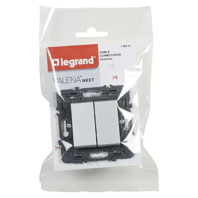 Legrand Valena Next Conmutador doble - Aluminio, Instalar, Plástico, 10 A - Primer plano de un interruptor de luz doble de aluminio Legrand Valena Next, envasado en un embalaje de plástico transparente.