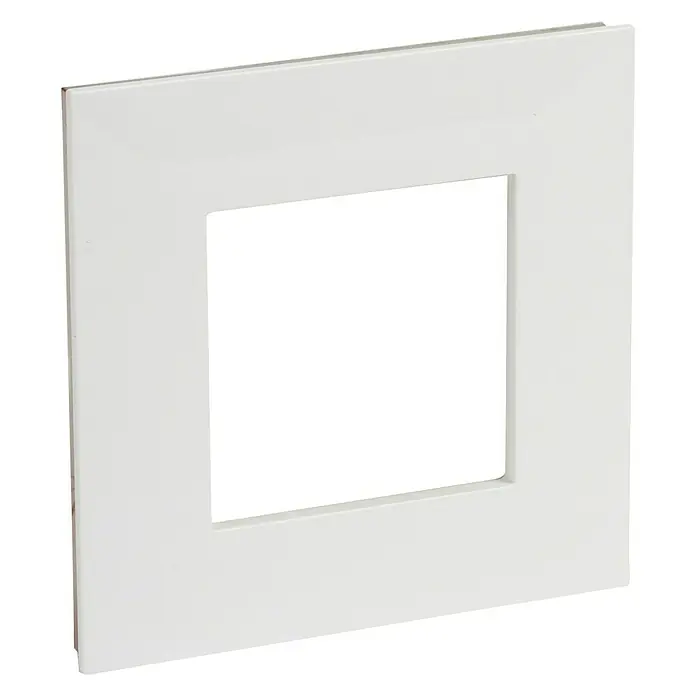 Legrand Valena Next Marco - Blanco/Oro rosa, Modelo de mecanismos: x 1, Plástico, Instalar - Primer plano de una placa de pared cuadrada blanca. La placa de pared tiene un recorte cuadrado en el medio, perfecta para interruptores o enchufes.