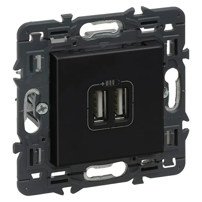 Legrand Valena Next Cargador USB - Negro - Primer plano de un inserto de pared USB Legrand con puertos duales y marco de montaje, perfecto para cargar dispositivos electrónicos.