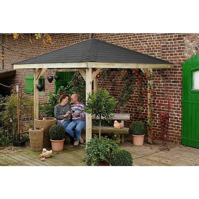 Weka Pavillon Gartenoase 651 - L x B: 294 x 294 cm, Natur/ Kesseldruckimprägniert, Holz - Laube mit stilvollem Schindeldach, umgeben von Grünpflanzen, schafft eine gemütliche Atmosphäre für entspannte Momente im Freien.