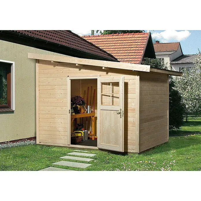 Weka Gerätehaus 260 - Wandstärke: 28 mm, 4,941 m² - Hellbraunes Holzgartenhaus mit geöffneter Tür auf einer grünen Wiese.